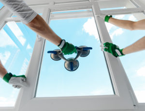 Holding glass with a vacuum lifter